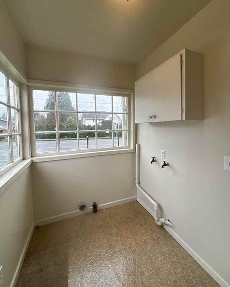 595 E Washington St - Photo 4 of 33