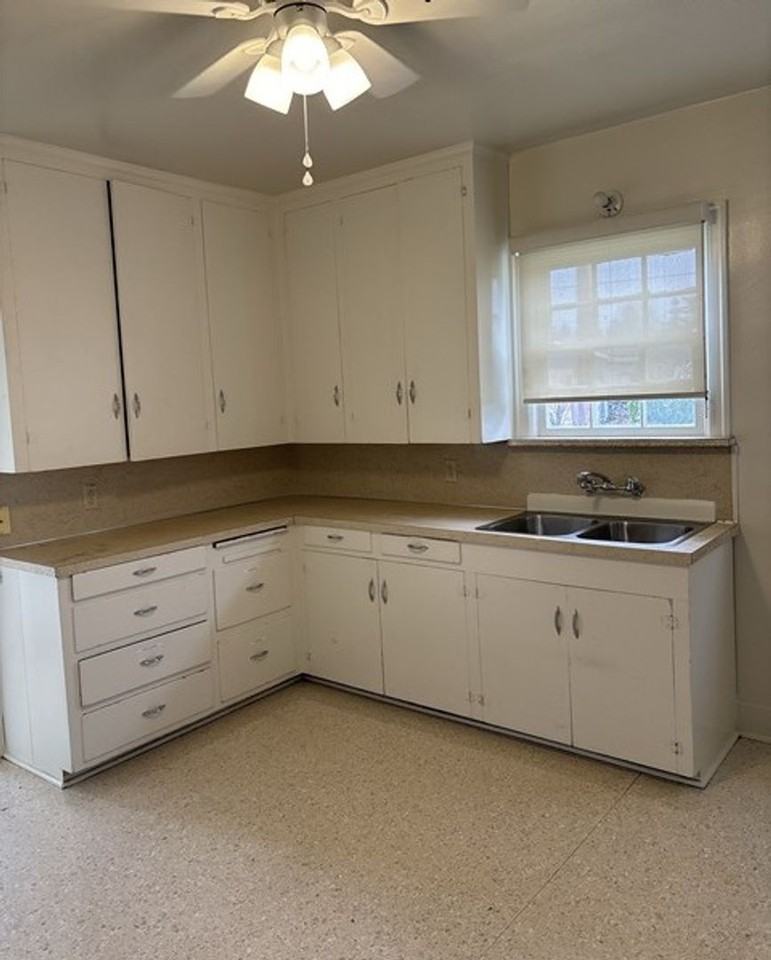 595 E Washington St - Photo 7 of 33