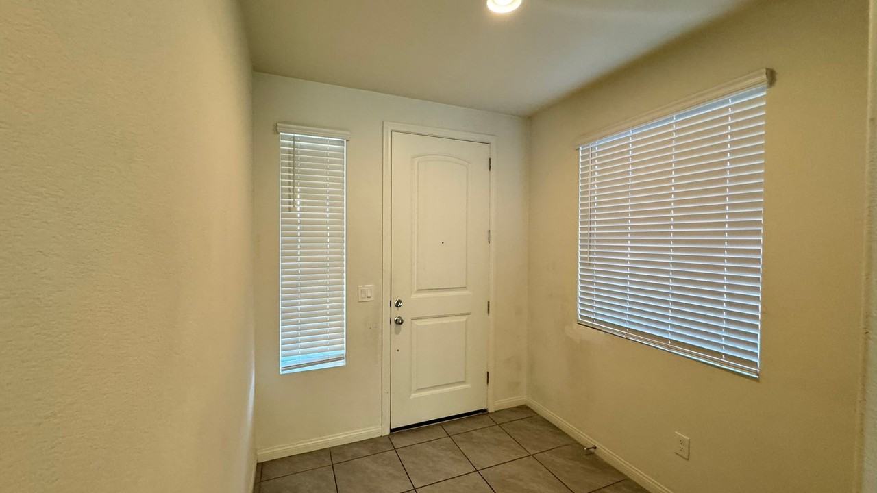 5035 Lakewood Creek Ave - Photo 4 of 31
