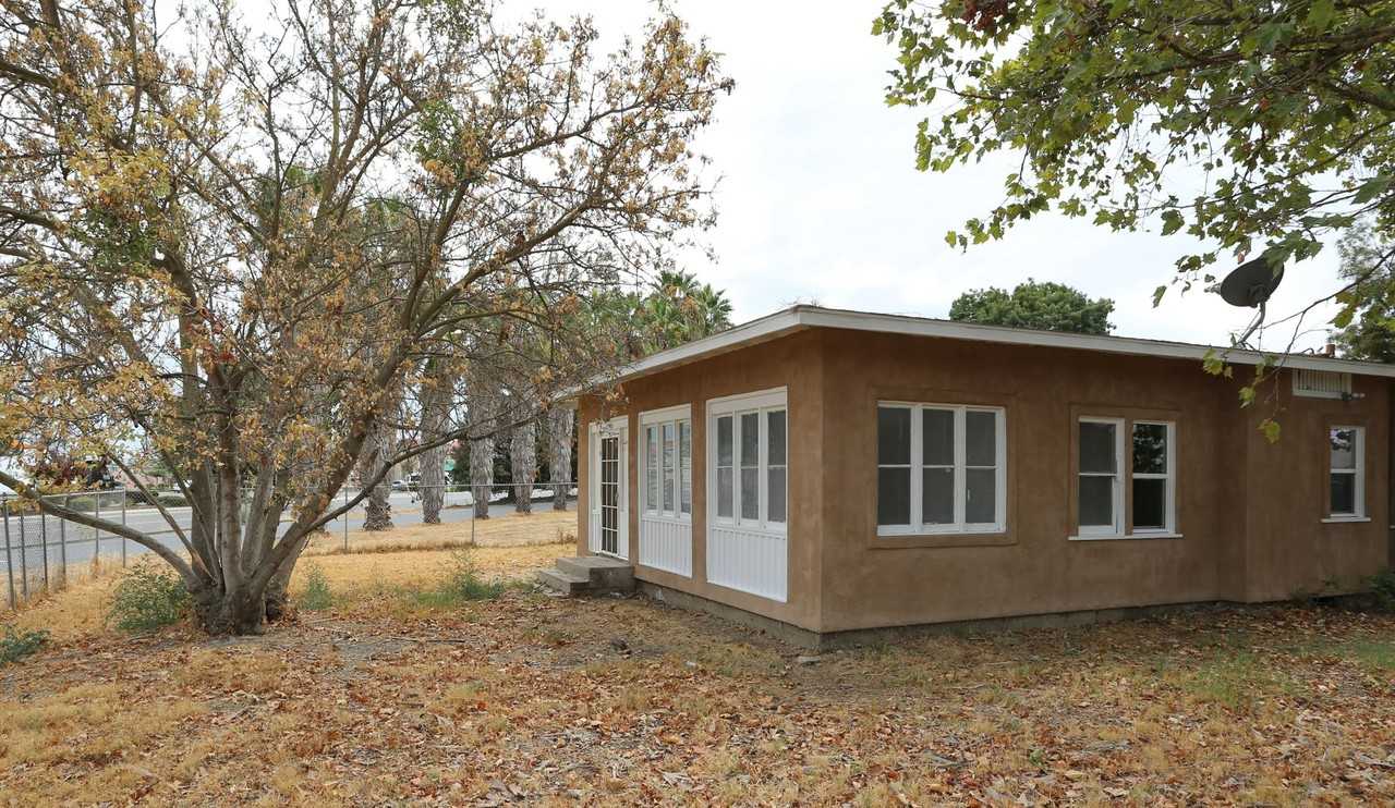 15901 Shell St - Photo 2 of 15