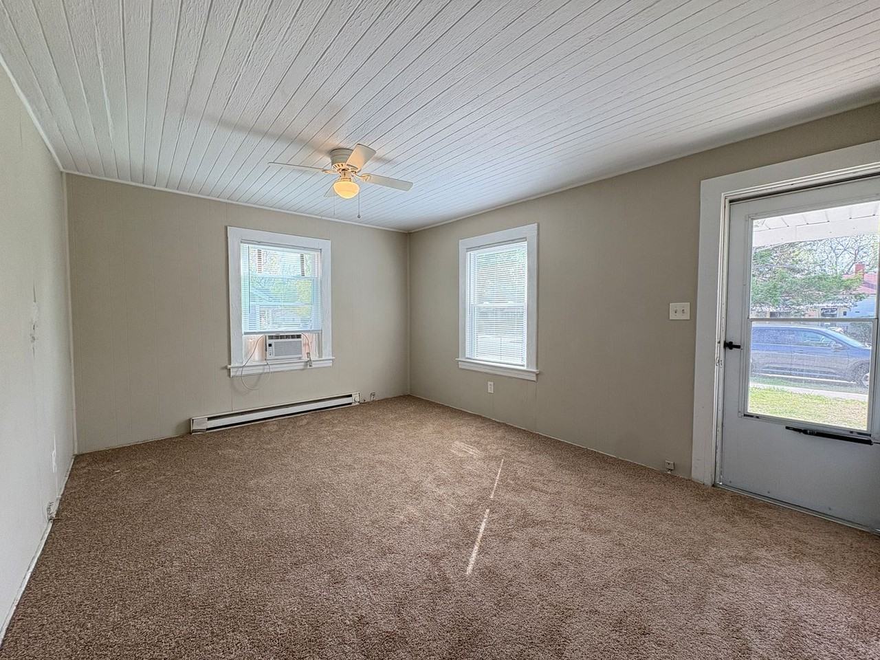 223 Woodbury St - Photo 3 of 11