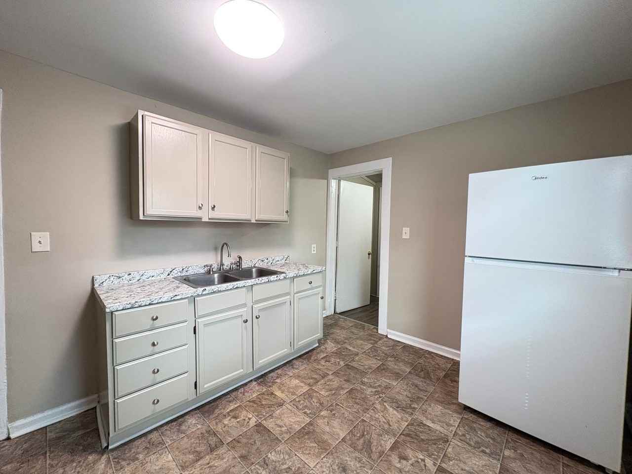 223 Woodbury St - Photo 4 of 11