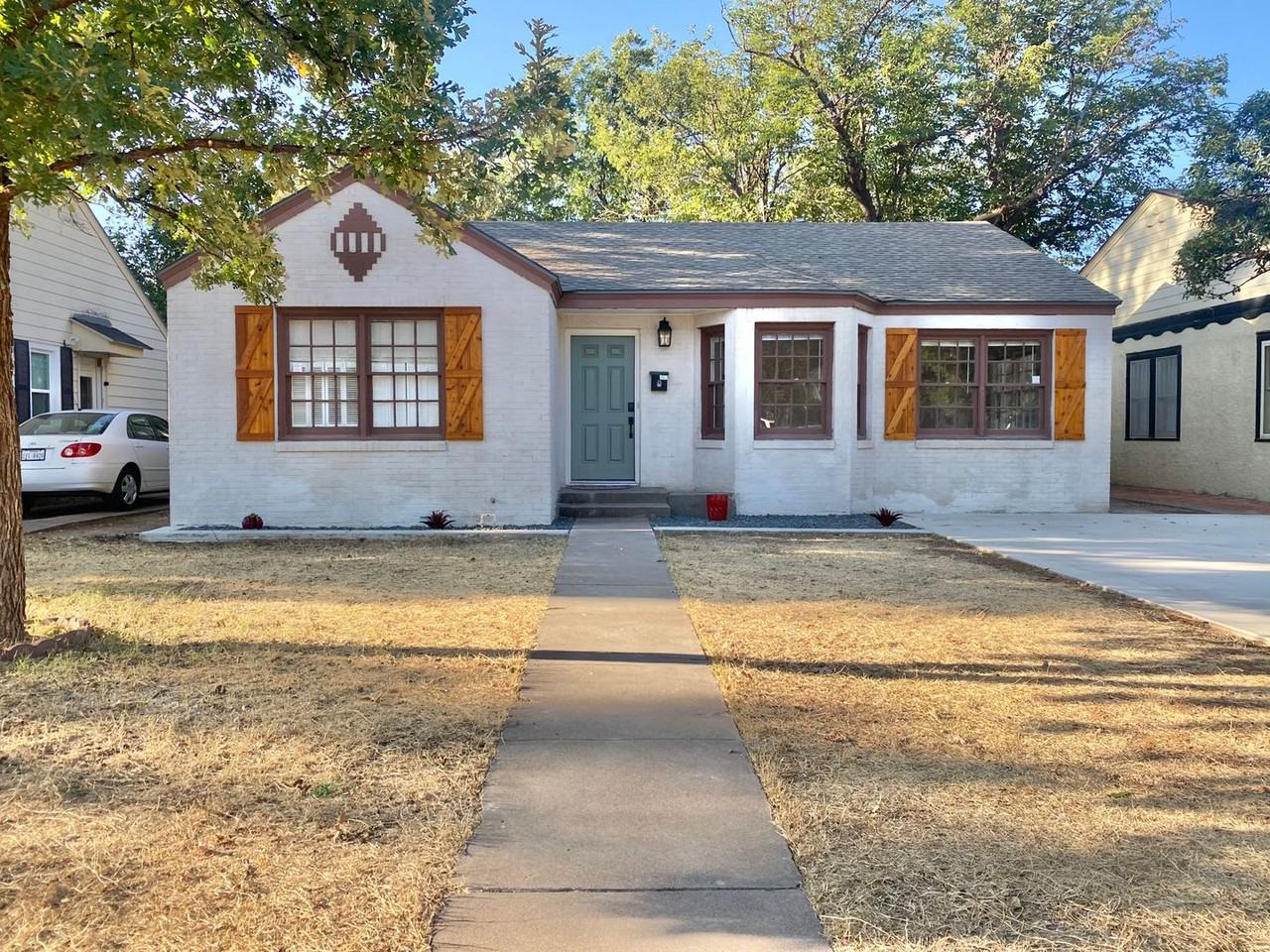 2619 25th St - Photo 2 of 30