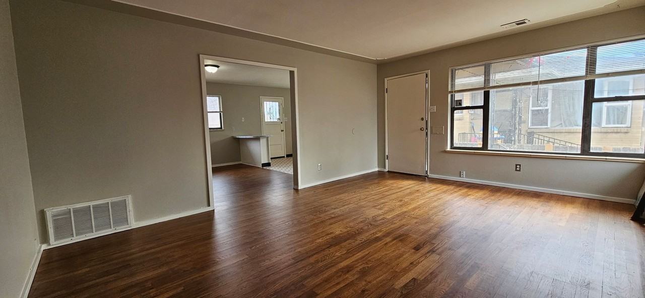 1136 Akron St - Photo 3 of 44