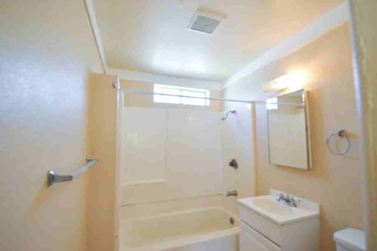 2028 Julian Ave - Photo 4 of 18