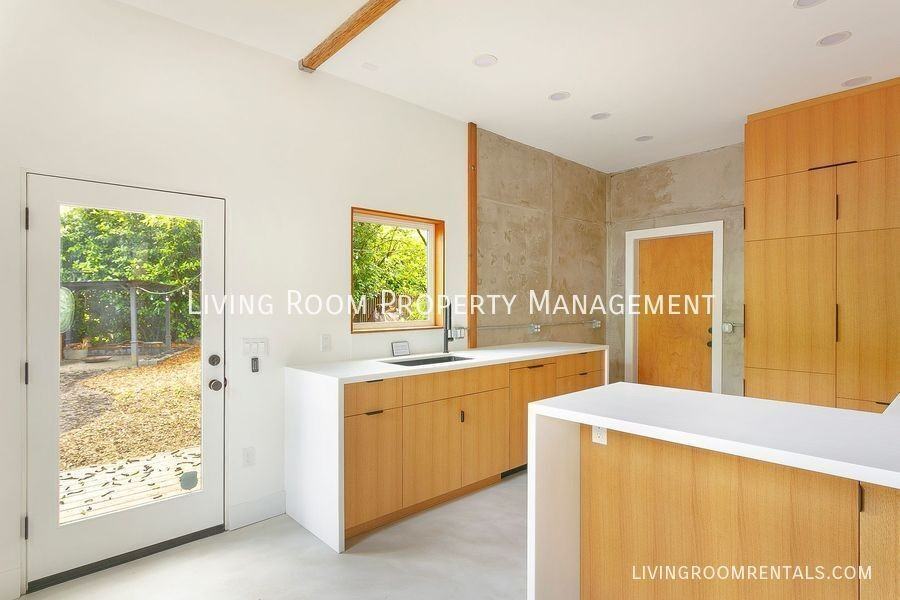 8616 N Swenson St - Photo 5 of 16