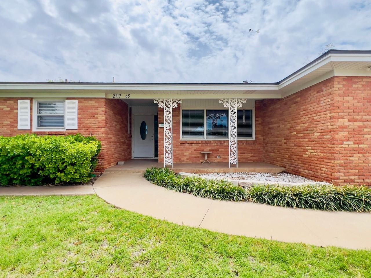 2117 65th St - Photo 2 of 32