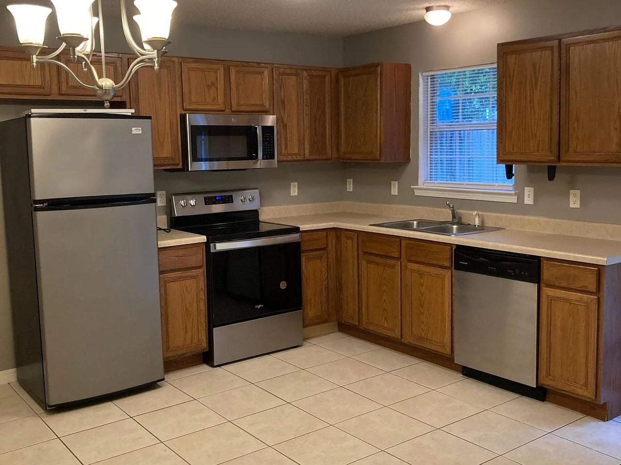 1625 25th St - Photo 3 of 11