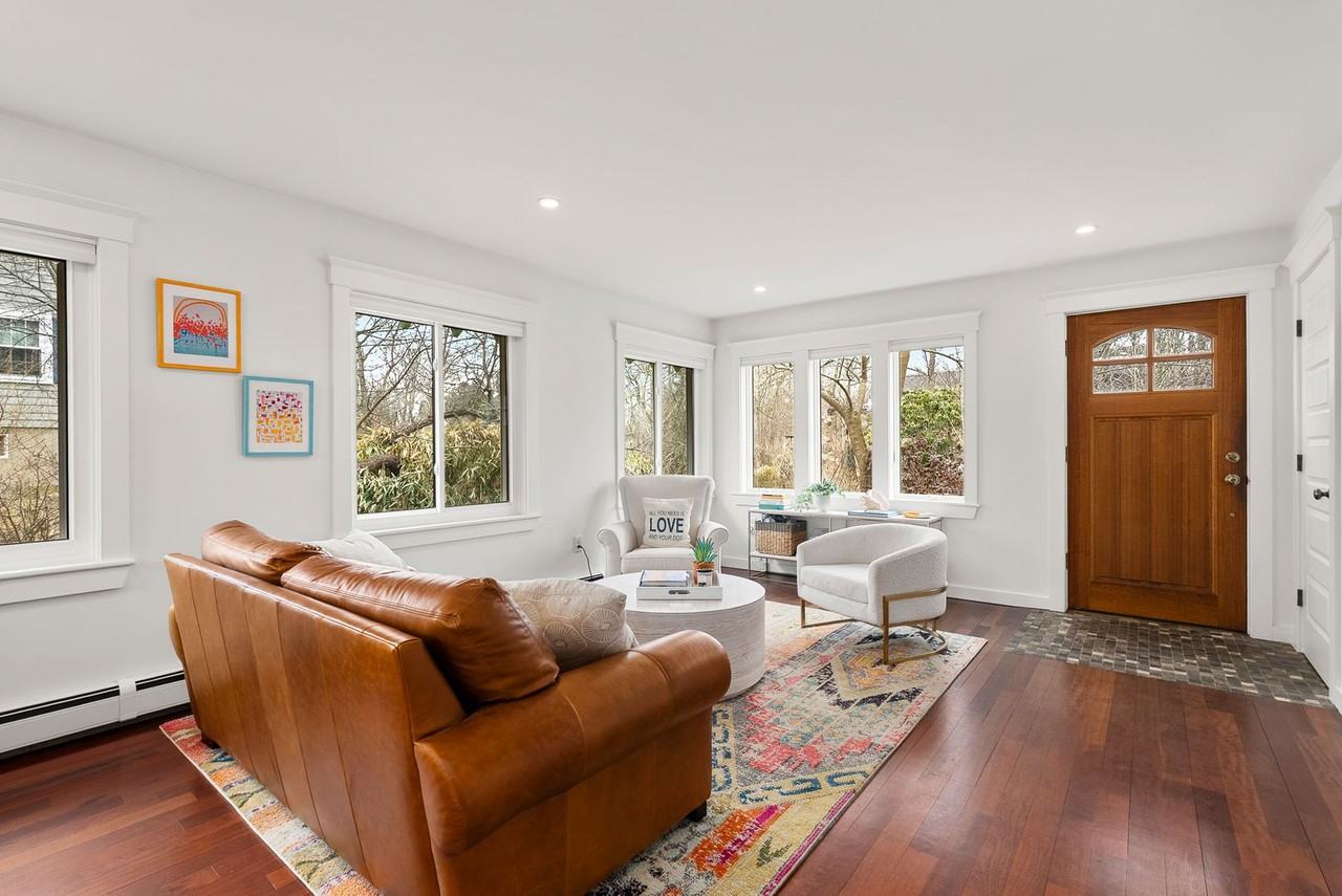 11 Stockholm Ave - Photo 3 of 36