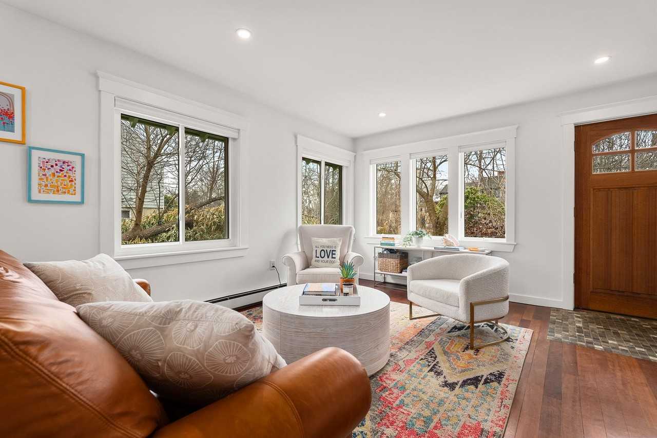 11 Stockholm Ave - Photo 4 of 36