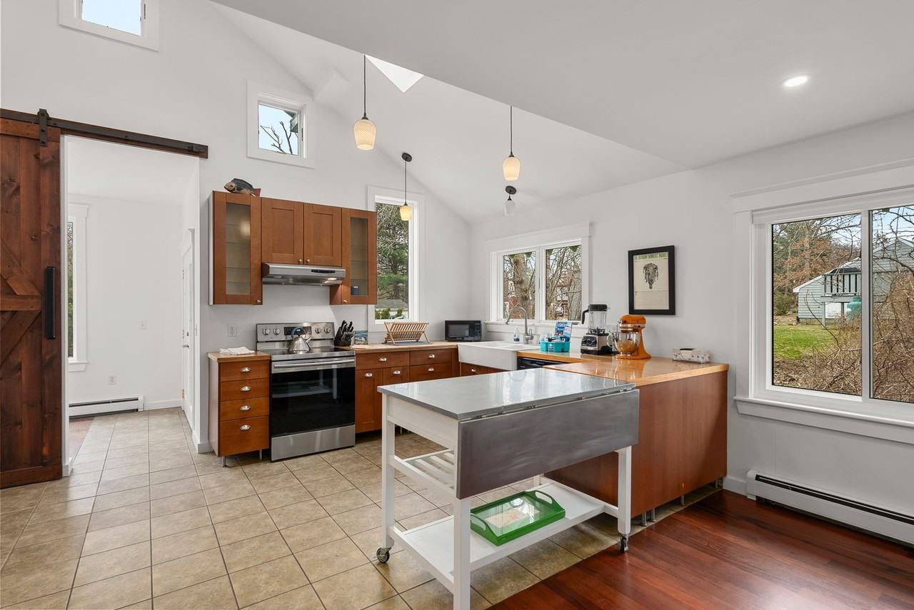 11 Stockholm Ave - Photo 7 of 36