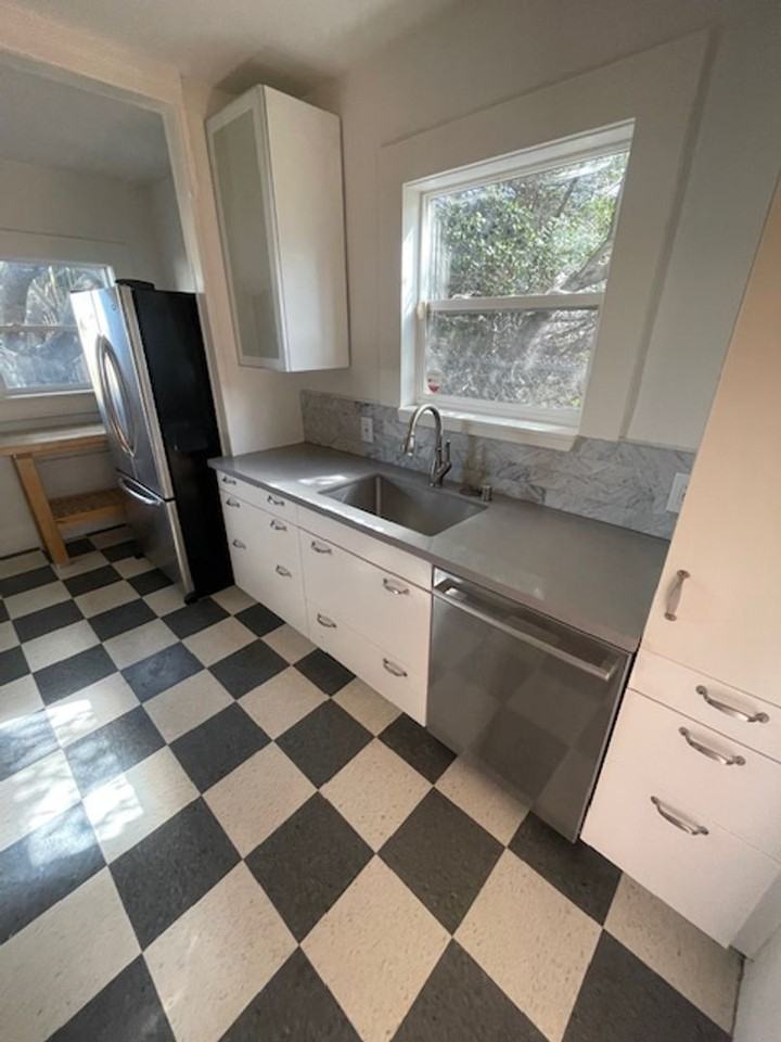 1424 E 20th St - Photo 3 of 36