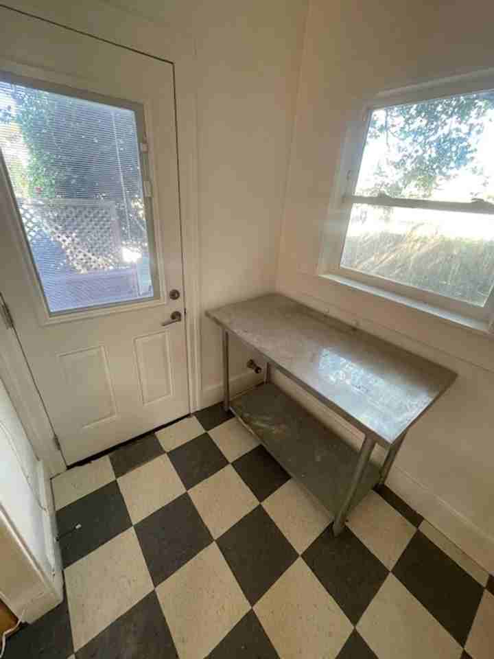 1424 E 20th St - Photo 6 of 36