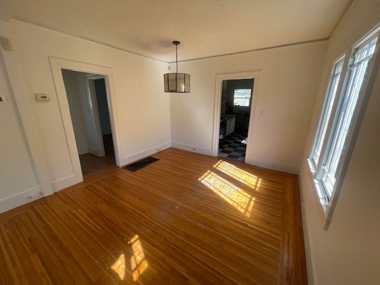 1424 E 20th St - Photo 7 of 36