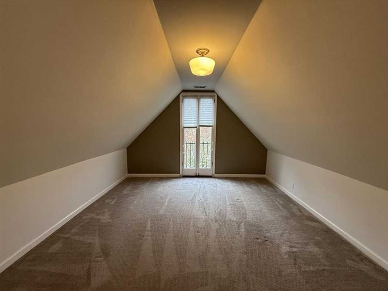 2251 Nw Hoyt St - Photo 2 of 10