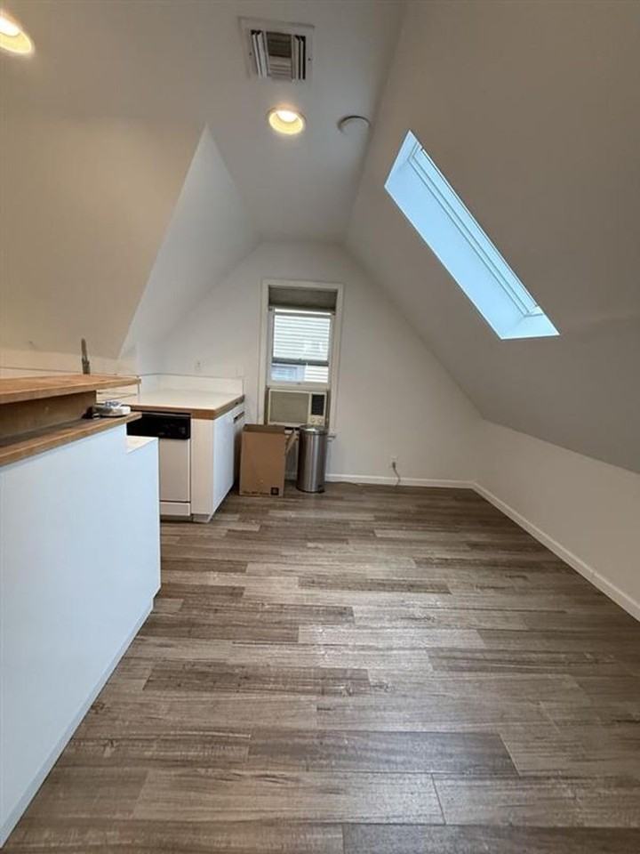 2251 Nw Hoyt St - Photo 3 of 10