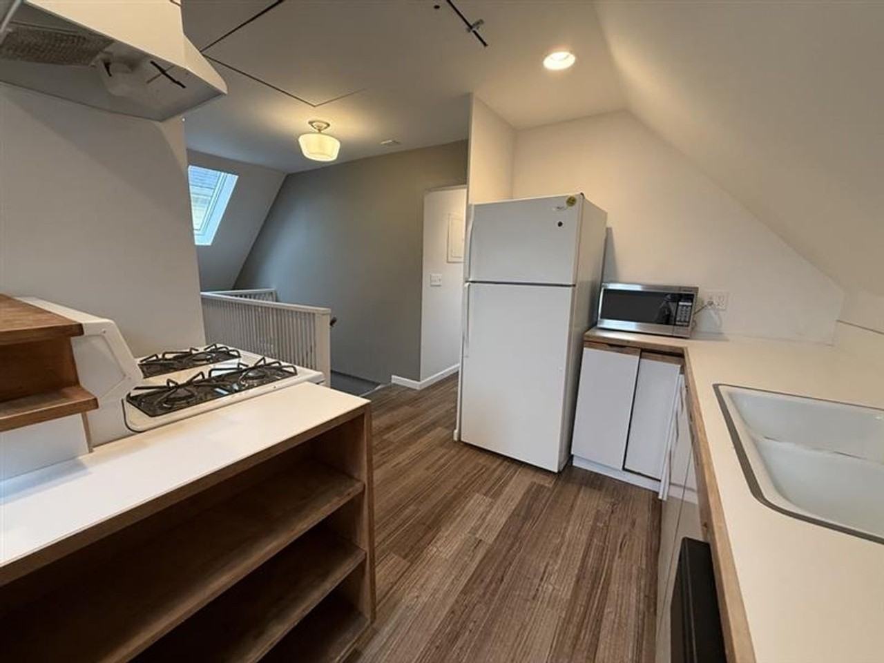 2251 Nw Hoyt St - Photo 4 of 10