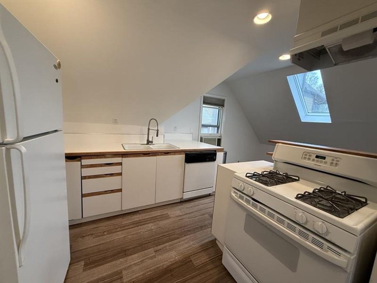 2251 Nw Hoyt St - Photo 5 of 10