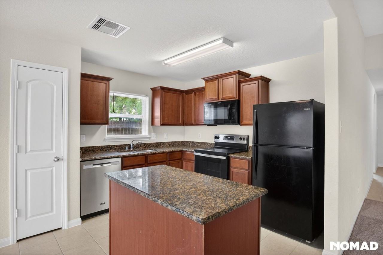 2331 Golden Brandy Ln - Photo 3 of 17