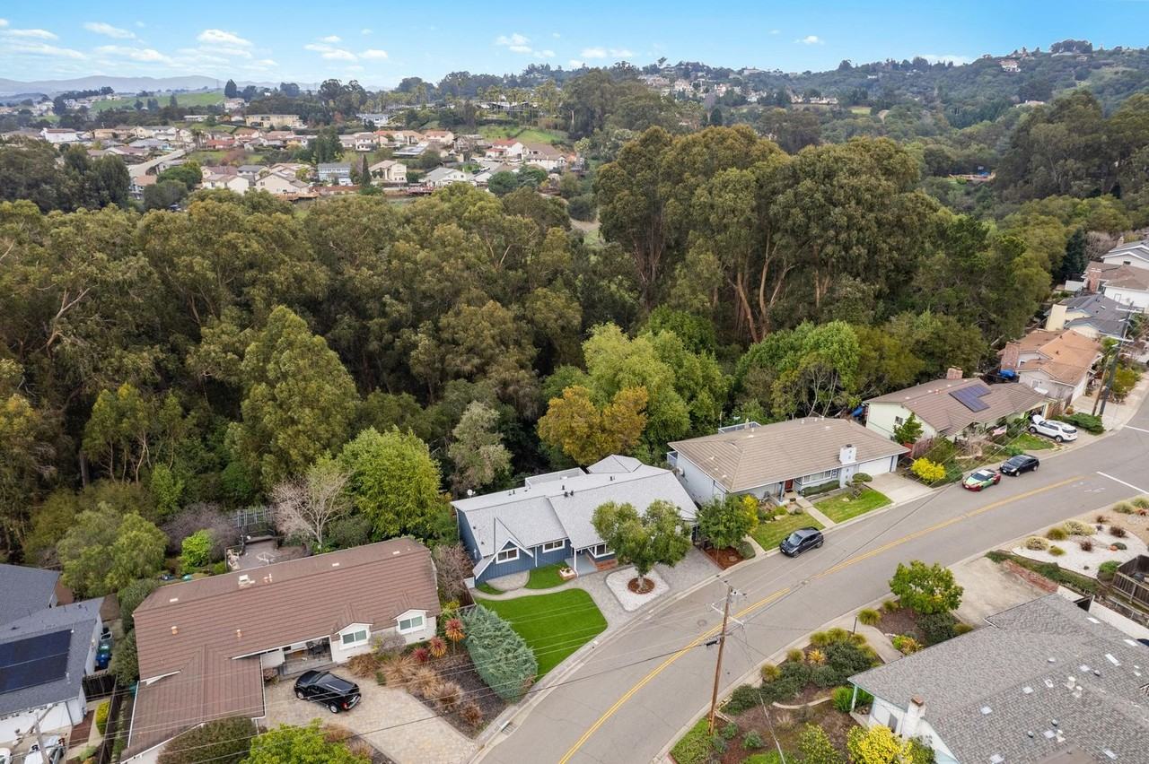 2566 Lancaster Rd - Photo 5 of 50