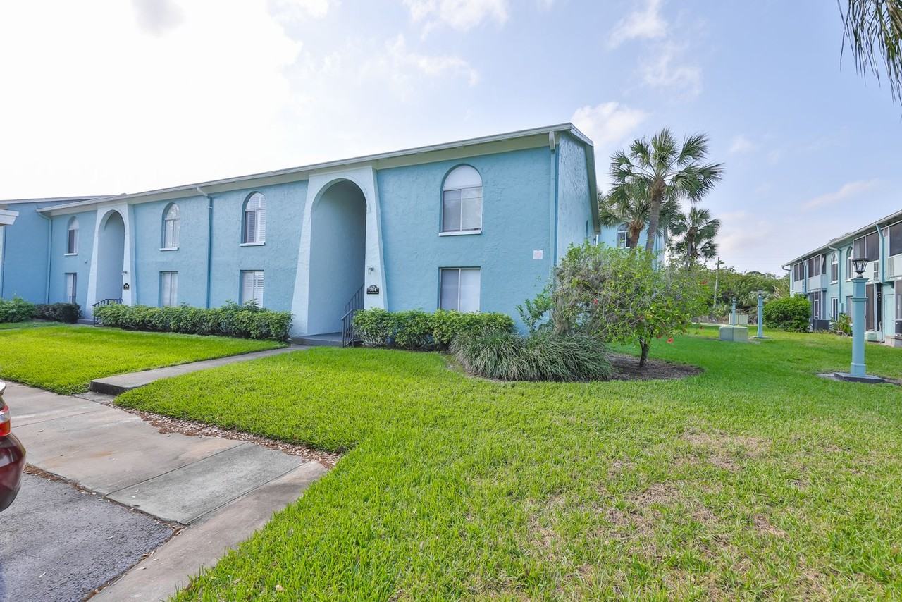 284 115th Ave N #3 - Photo 3 of 32