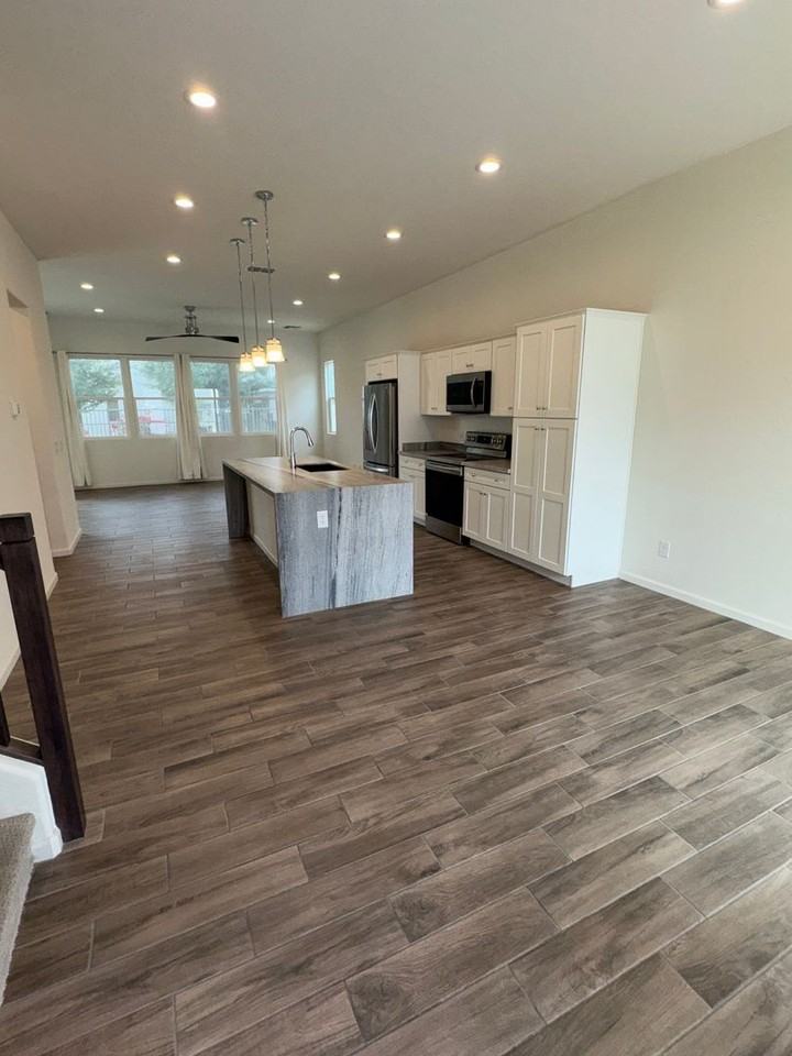 383 N 157th Ln - Photo 3 of 33