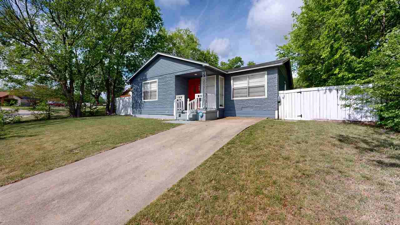 1007 Houston St - Photo 4 of 18