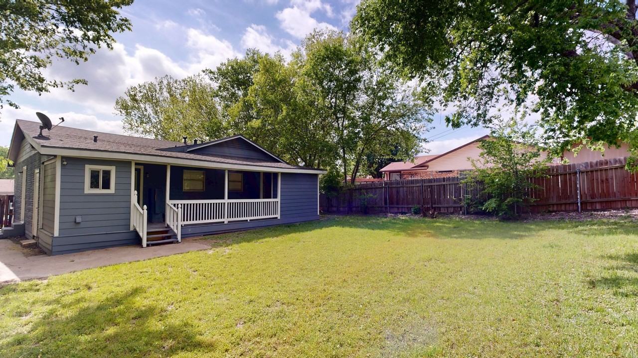 1007 Houston St - Photo 5 of 18