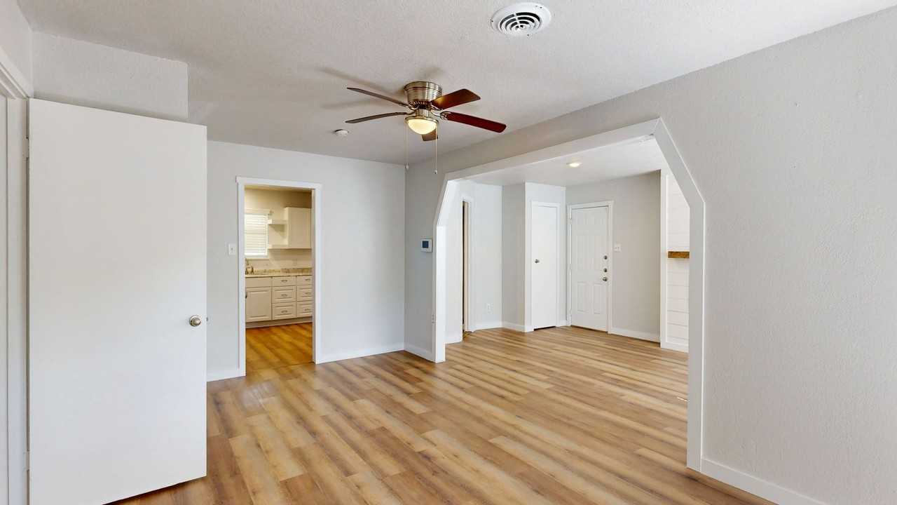 1007 Houston St - Photo 7 of 18