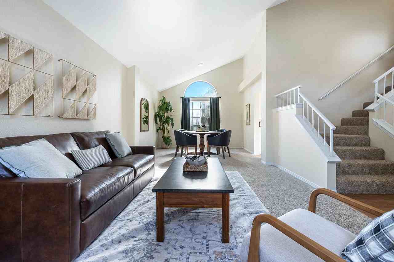 805 E Buckhill Rd - Photo 4 of 25