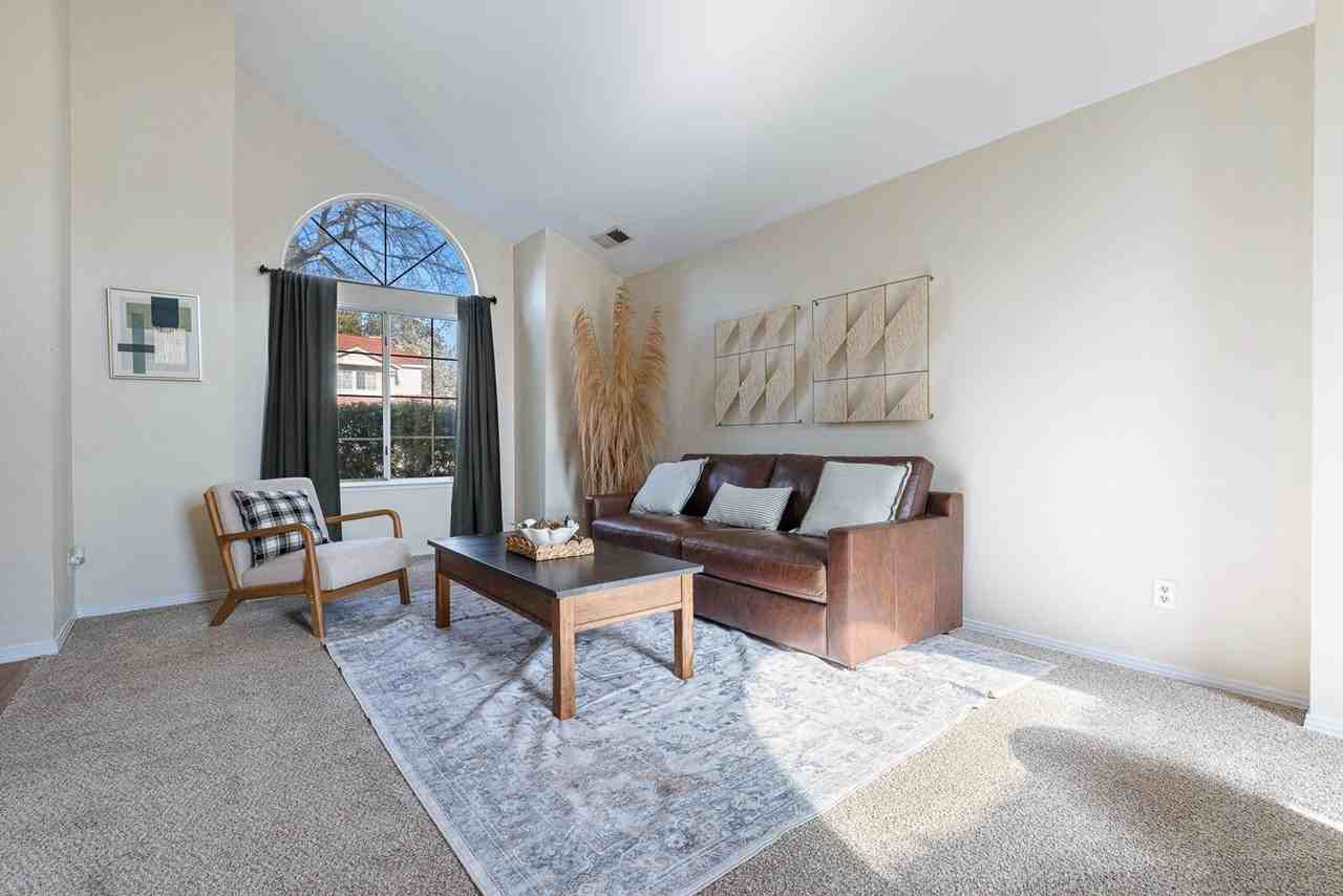 805 E Buckhill Rd - Photo 6 of 25