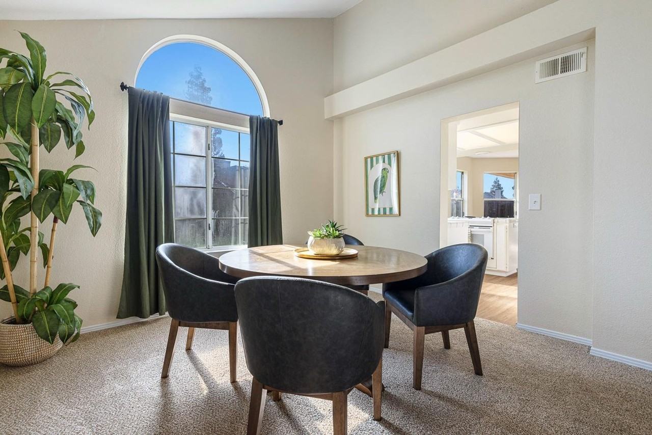 805 E Buckhill Rd - Photo 7 of 25