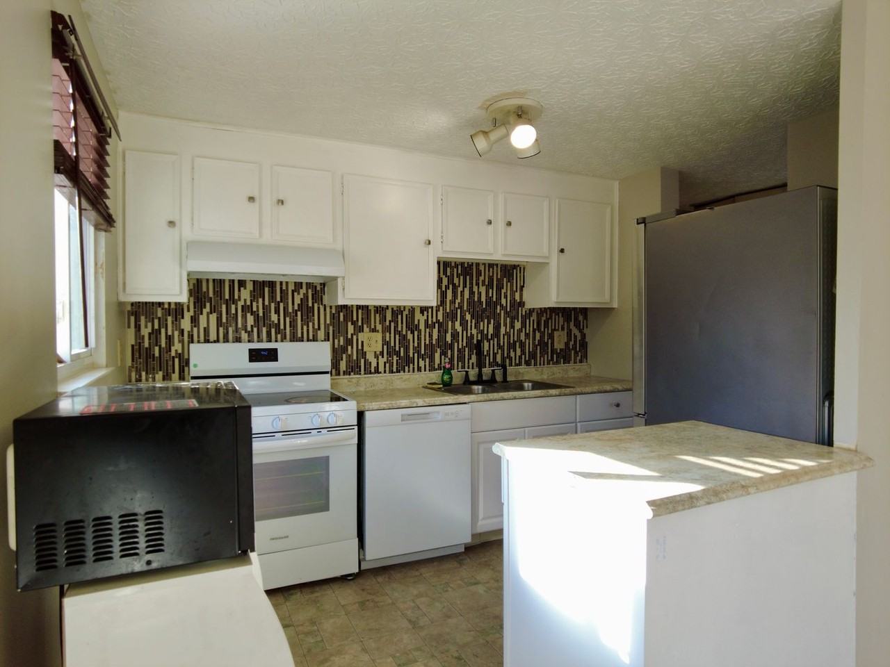 2228 Belltree Dr - Photo 4 of 30