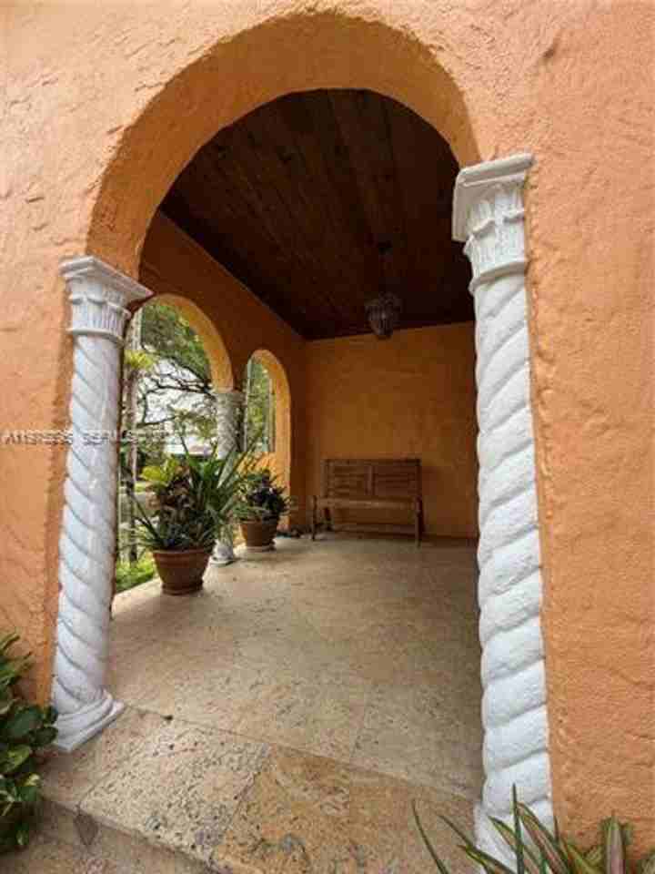 1222 Ferdinand St - Photo 4 of 22