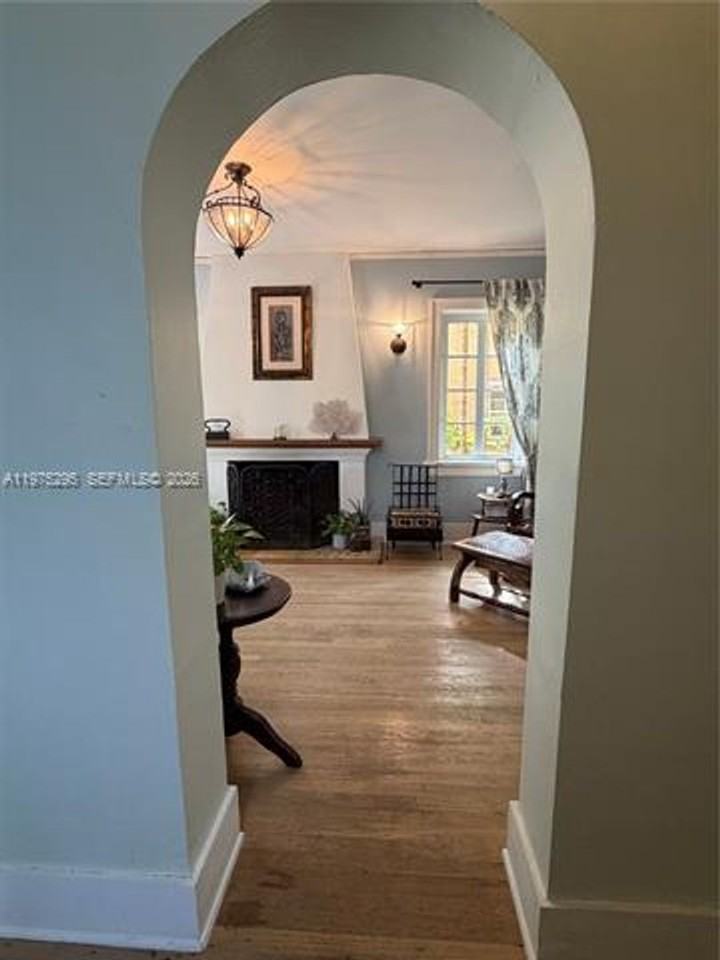 1222 Ferdinand St - Photo 6 of 22