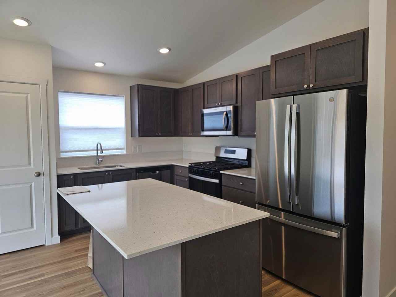 621 Ne Arnold Rd - Photo 2 of 9