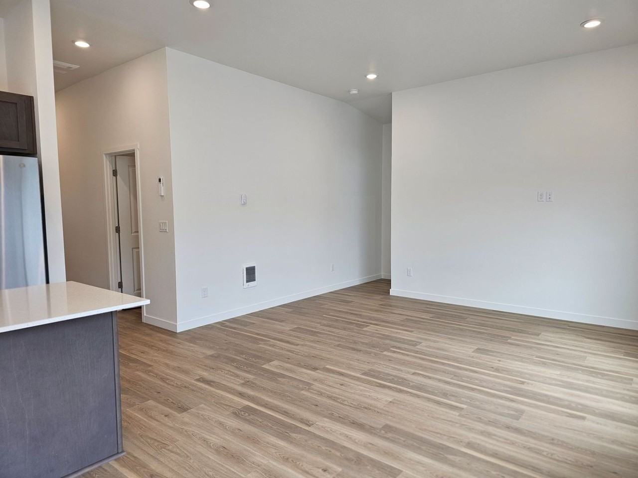 621 Ne Arnold Rd - Photo 3 of 9