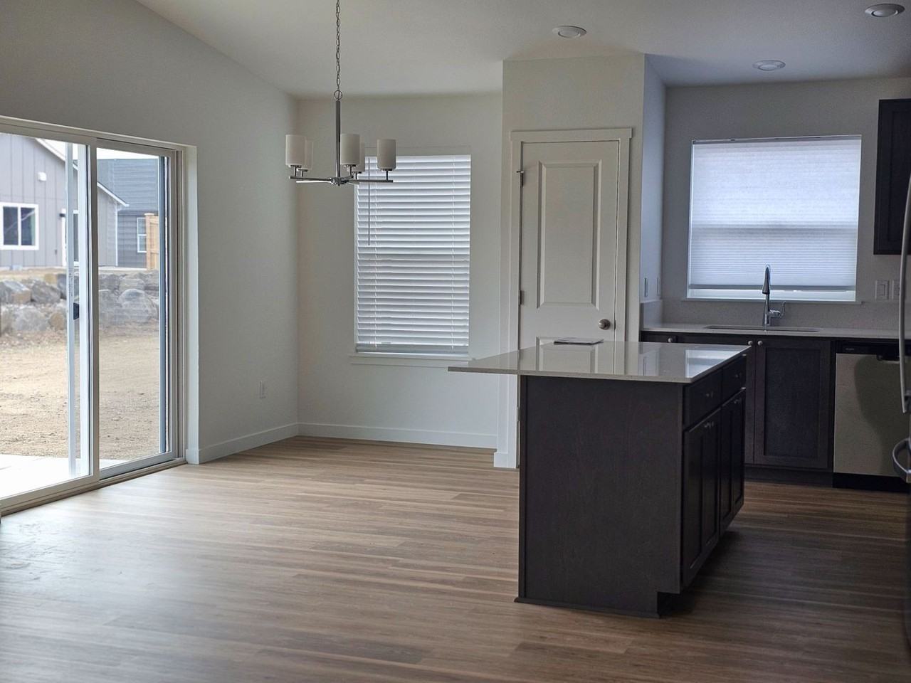 621 Ne Arnold Rd - Photo 4 of 9