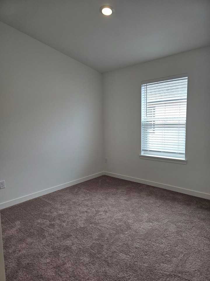 621 Ne Arnold Rd - Photo 6 of 9