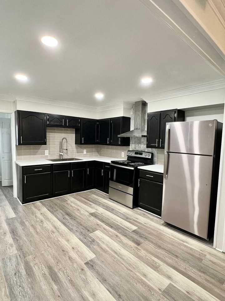 860 N Market St - Photo 3 of 28