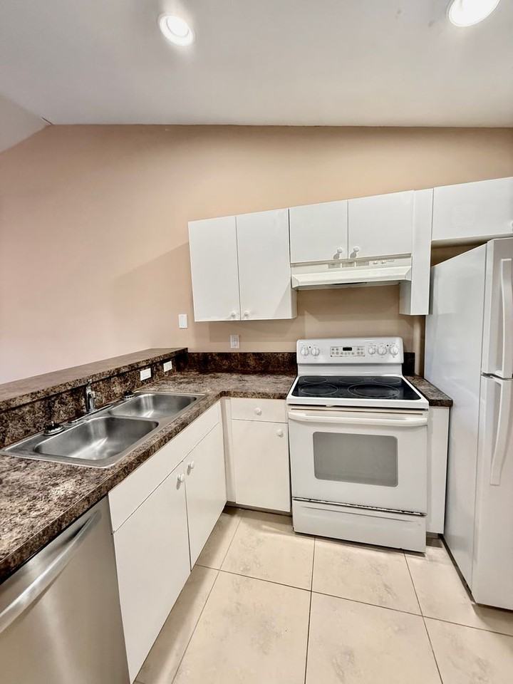 205 Hightower Ave S - Photo 4 of 15