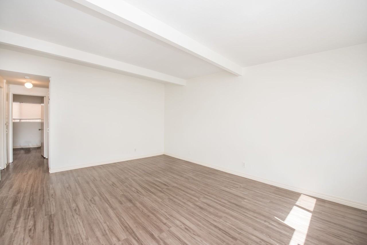 CALIFORNIA/LINCOLN - Photo 2 of 14