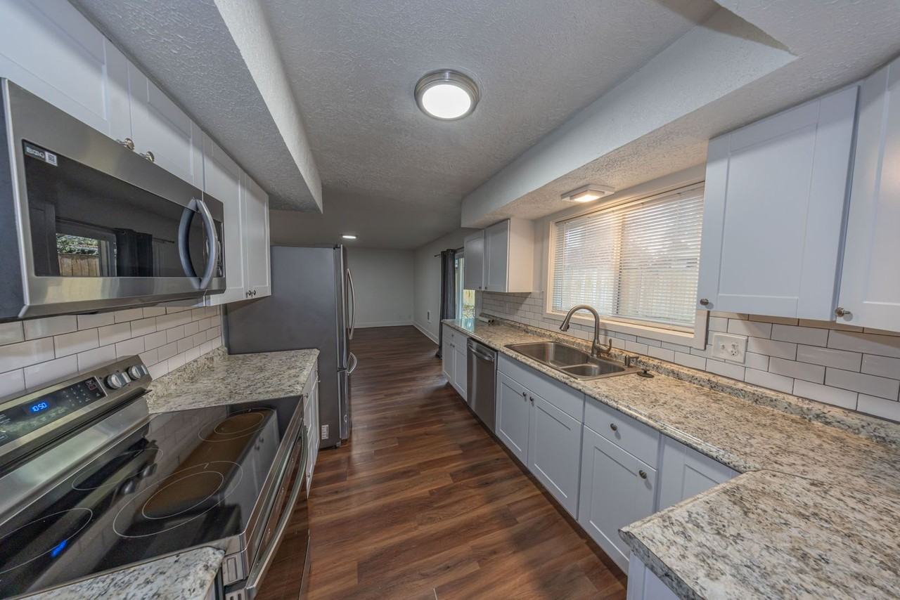 3205 Ne Edelweiss Ave - Photo 3 of 15