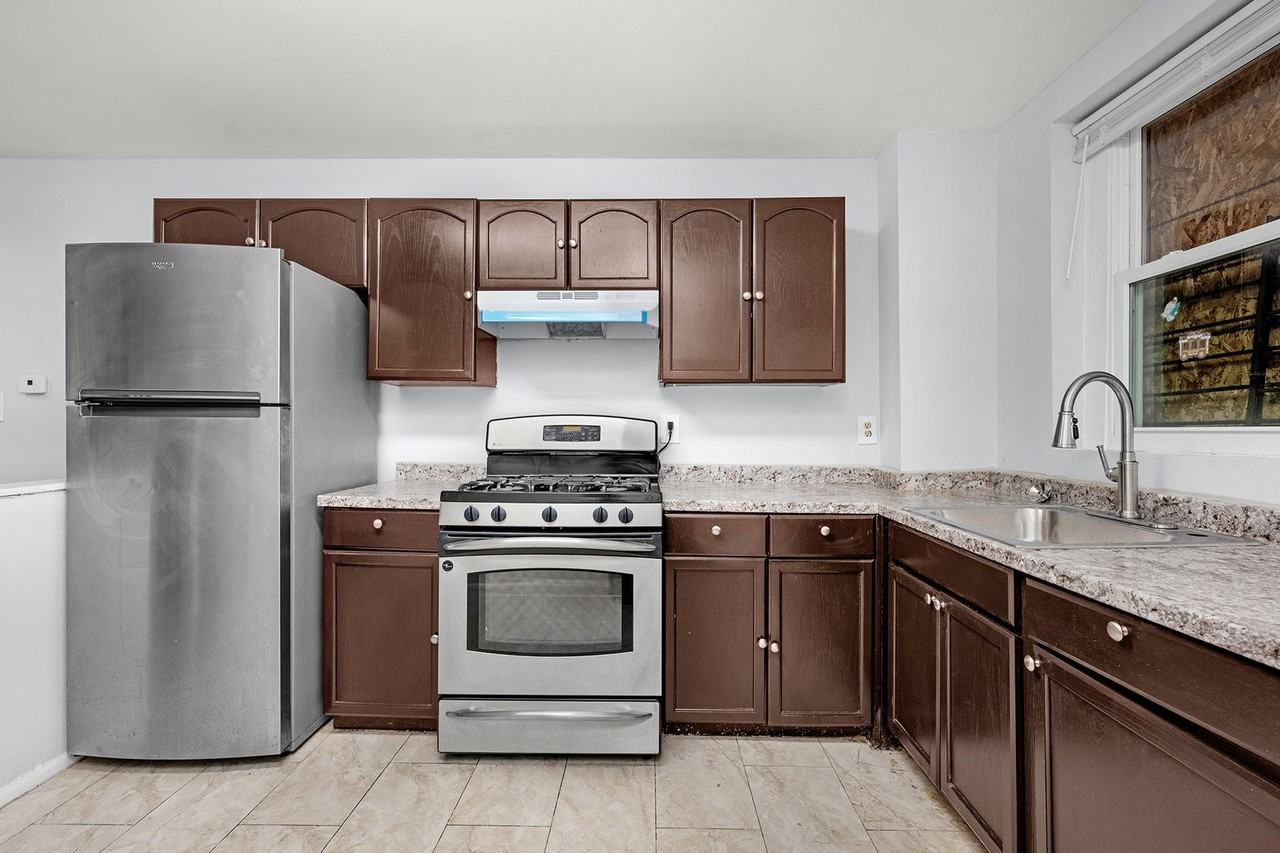 502 N Glover St - Photo 4 of 21