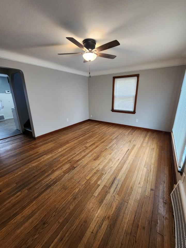 10806 Wadsworth Ave - Photo 5 of 16