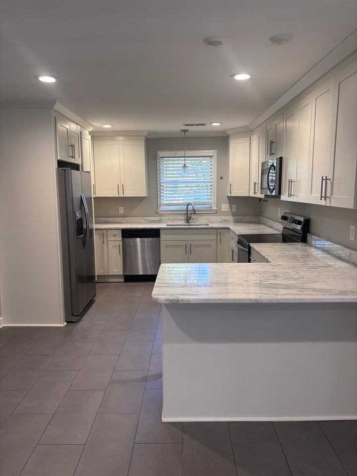 3172 Joffre Ave - Photo 4 of 16