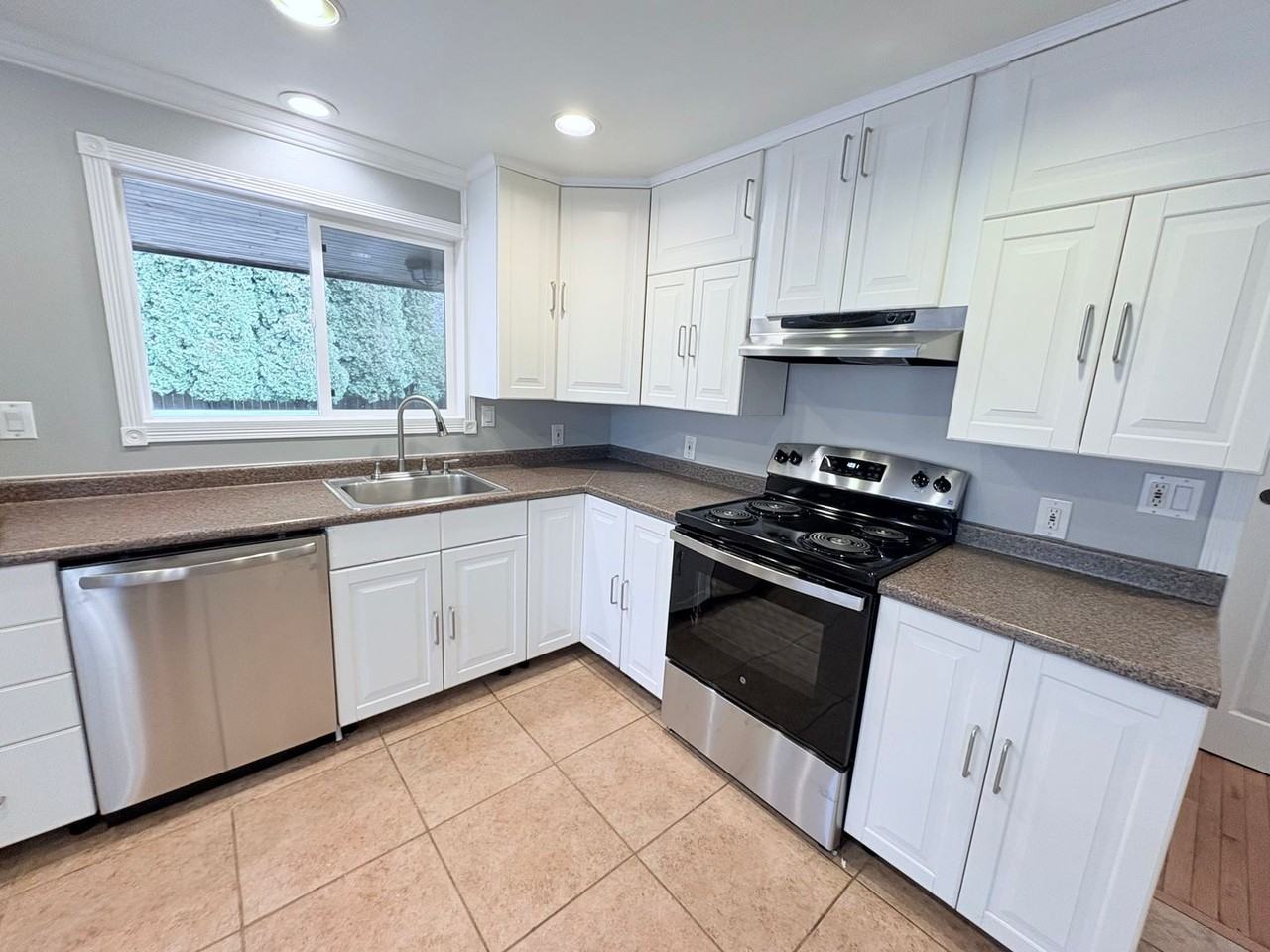 3046 Nw 73rd St - Photo 6 of 30