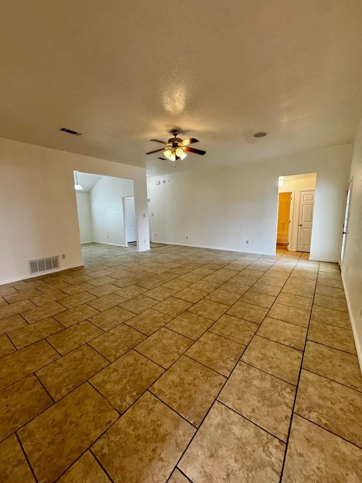 1312 Copper Crk - Photo 7 of 38