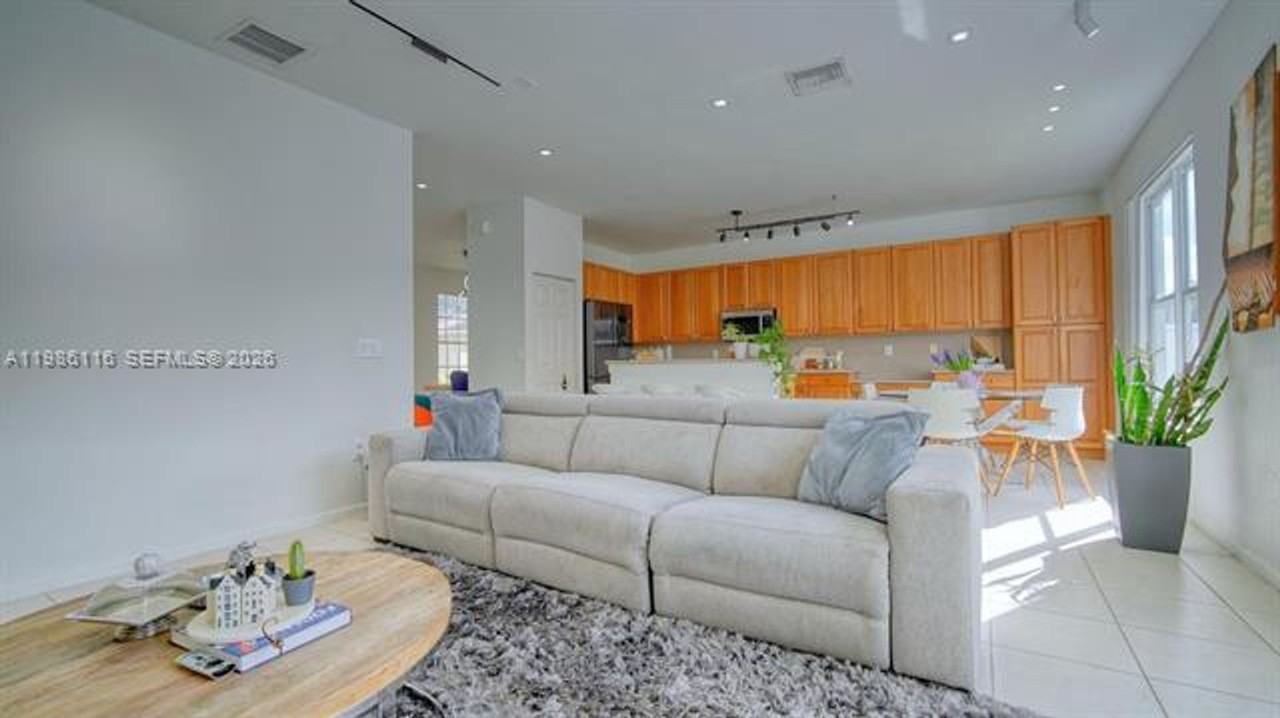 16388 Sw 28th St #16388 - Photo 4 of 18