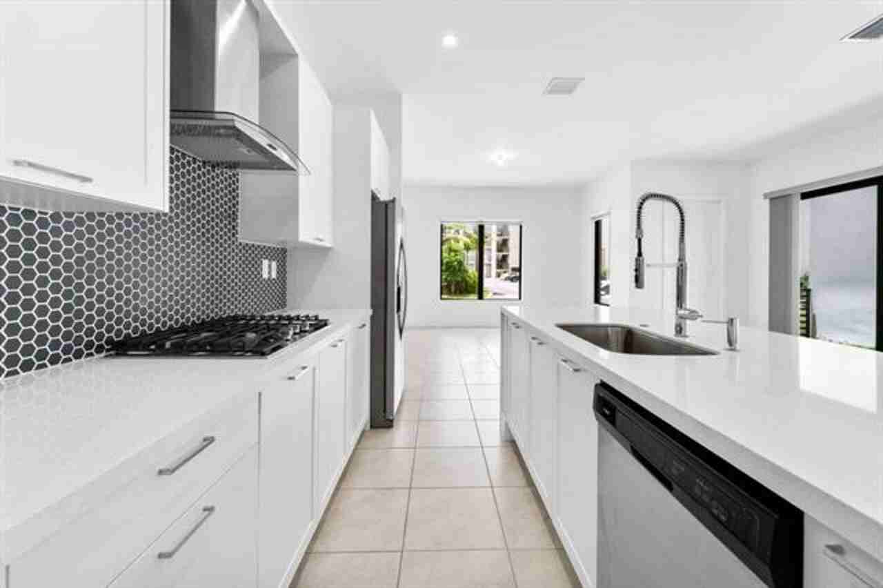 8173 8173 NW 42nd Street St - Photo 3 of 43